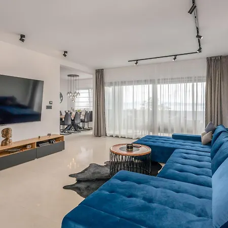 Сasa de vacaciones Amazing Home In Kostrena With Kitchen