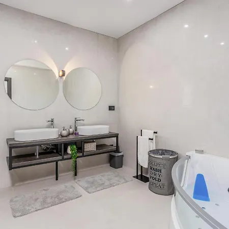 Сasa de vacaciones Amazing Home In Kostrena With Kitchen