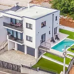 Beautiful Home In Kostrena Feriehus *